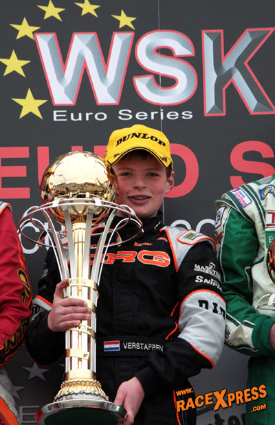Max Verstappen met de grote bokaal